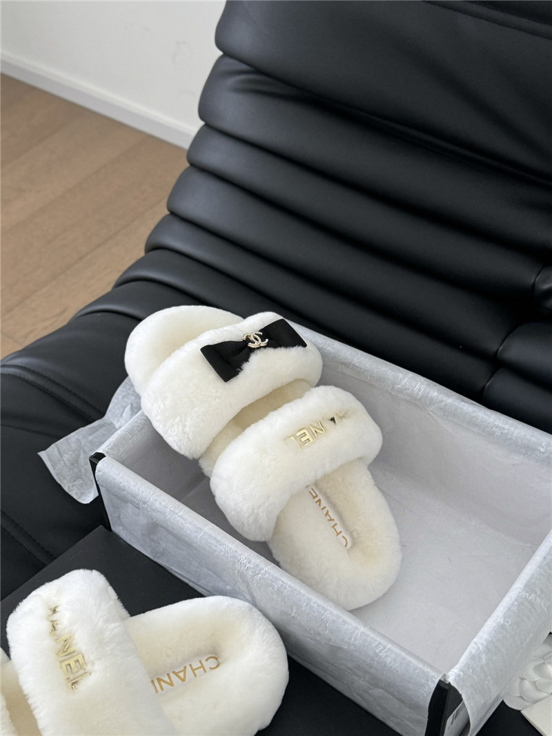 Ch**el bow white fur home slippers