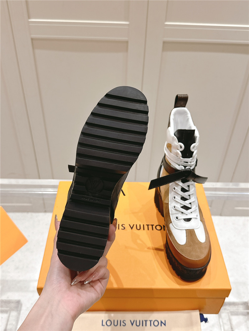 l0vis Vvtt0n laureate platform desert boot for women