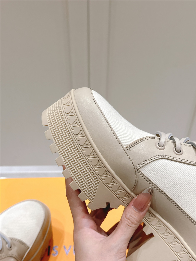 l0vis Vvtt0n laureate platform desert boot in beige