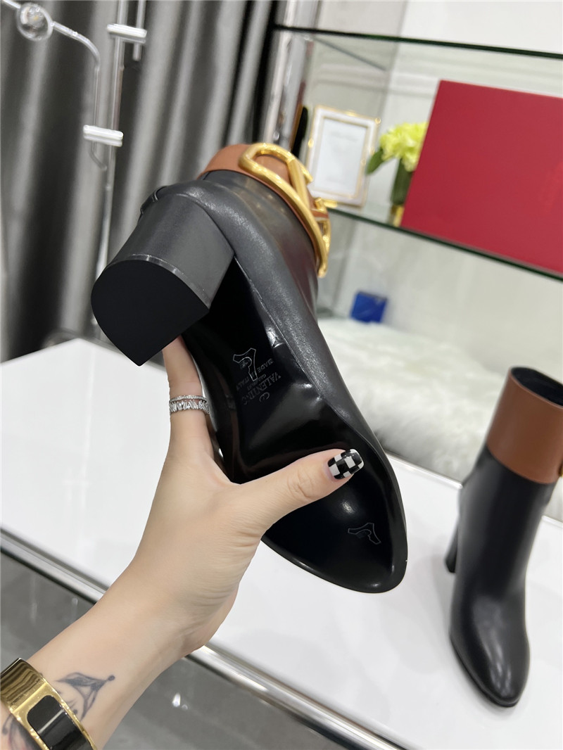 Va1e*ntin0 garavani vlogo pointed toe boots