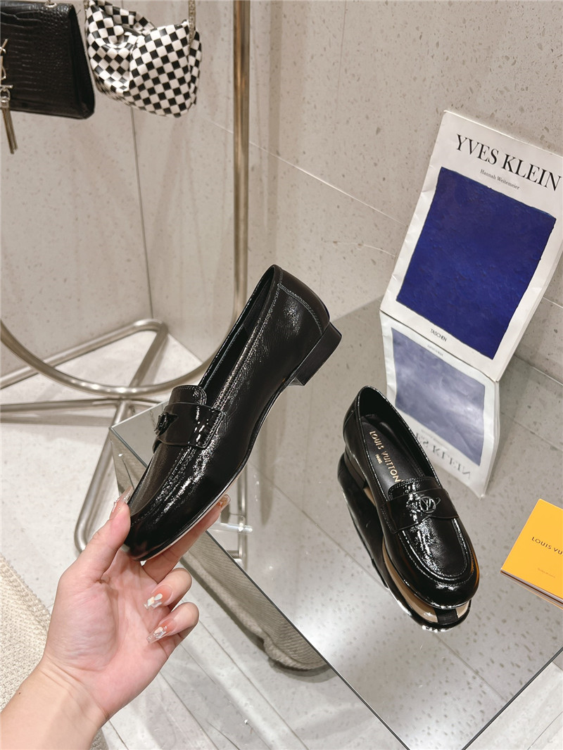 l0vis Vvtt0n soho flat loafer in black pattern leather