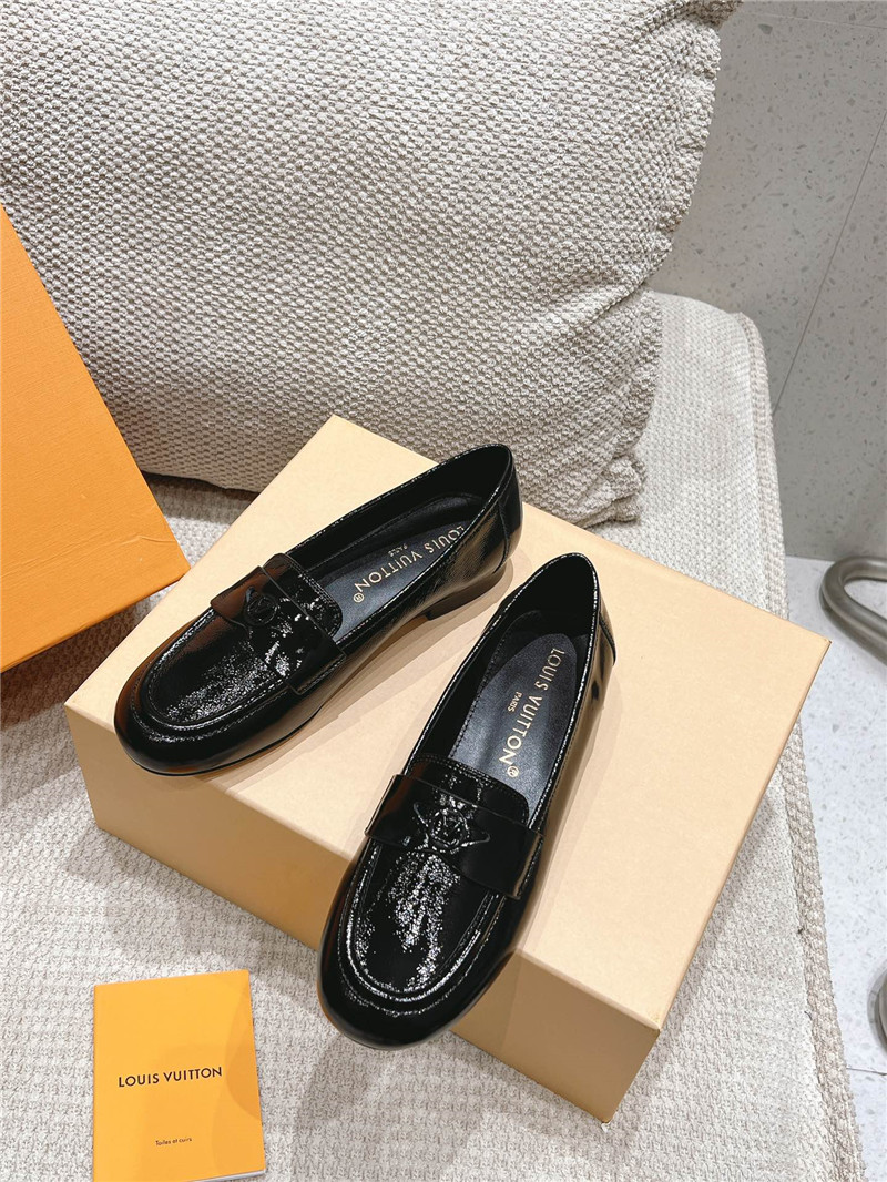 l0vis Vvtt0n soho flat loafer in black pattern leather