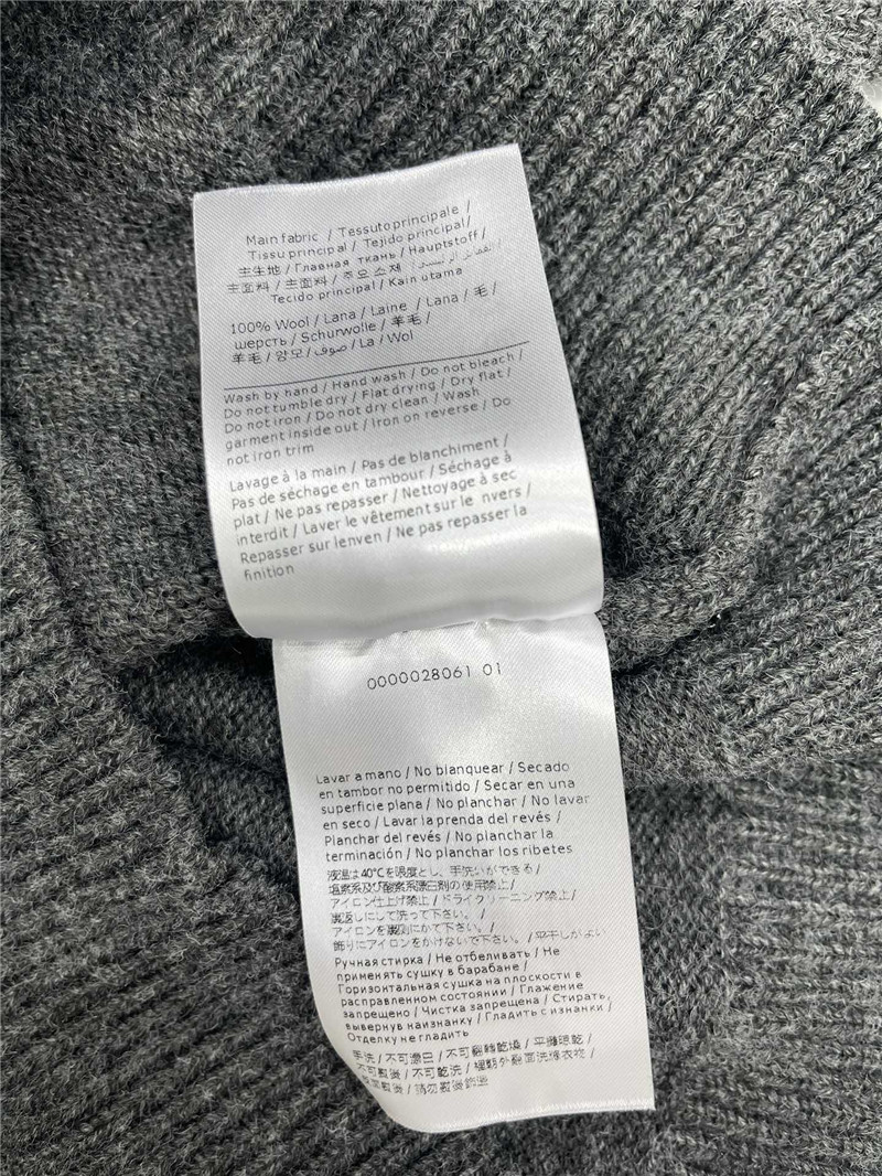 Va1e*ntin0 v fur cuffs wool sweater