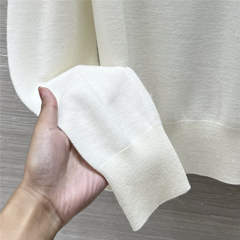 Y51 v-neck wool base top