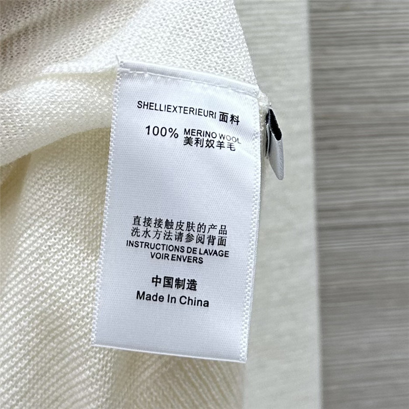 Y51 v-neck wool base top