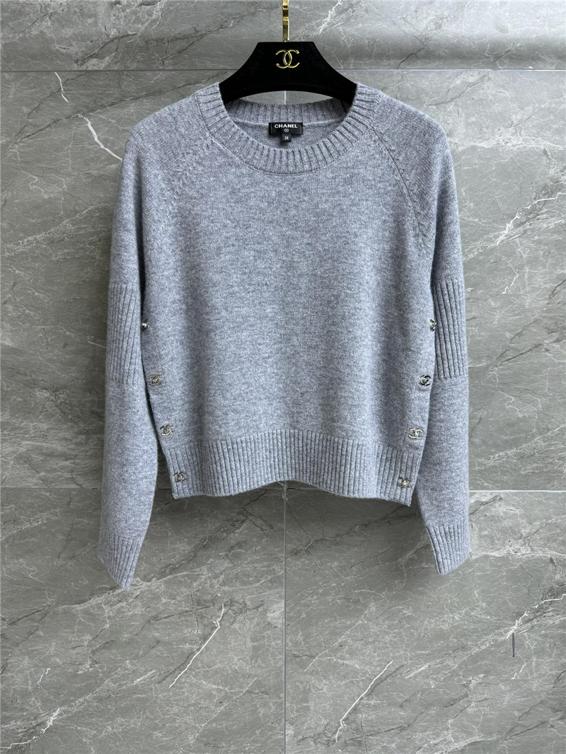 Ch**el turnlock hem crop sweater grey