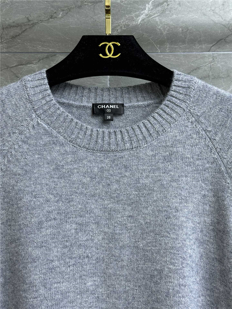 Ch**el turnlock hem crop sweater grey