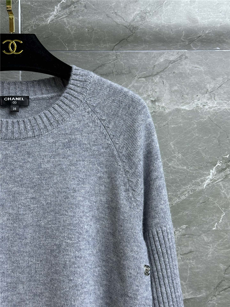 Ch**el turnlock hem crop sweater grey