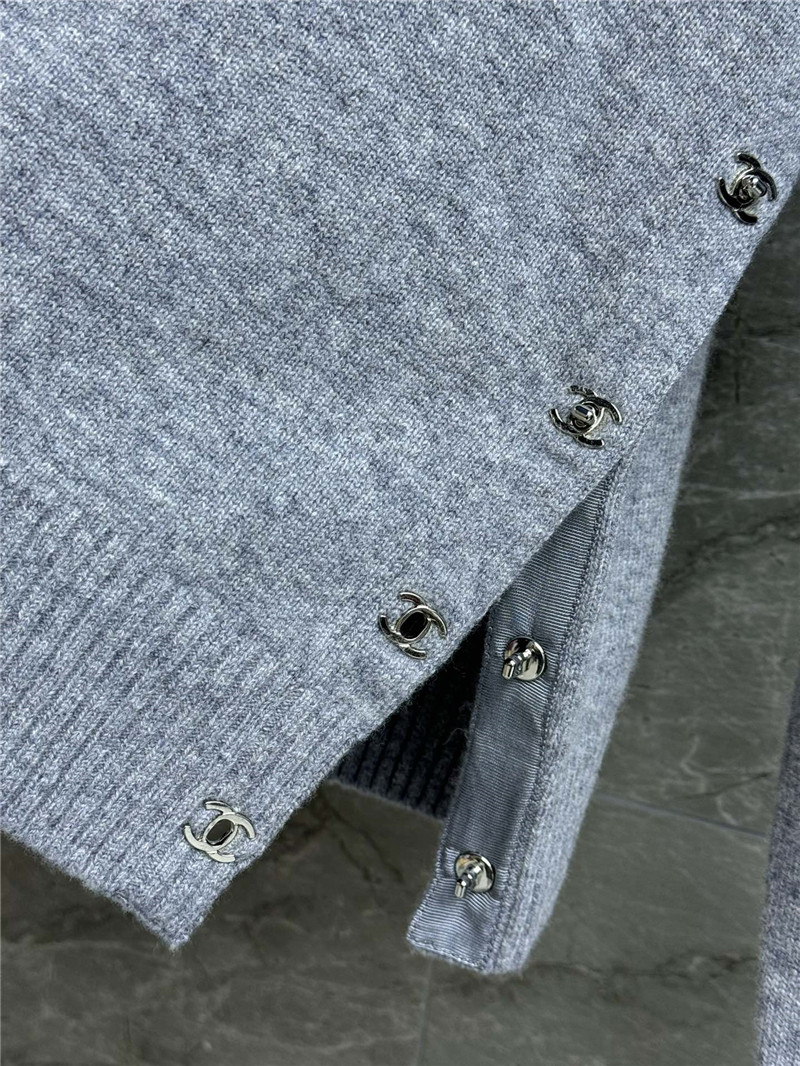 Ch**el turnlock hem crop sweater grey