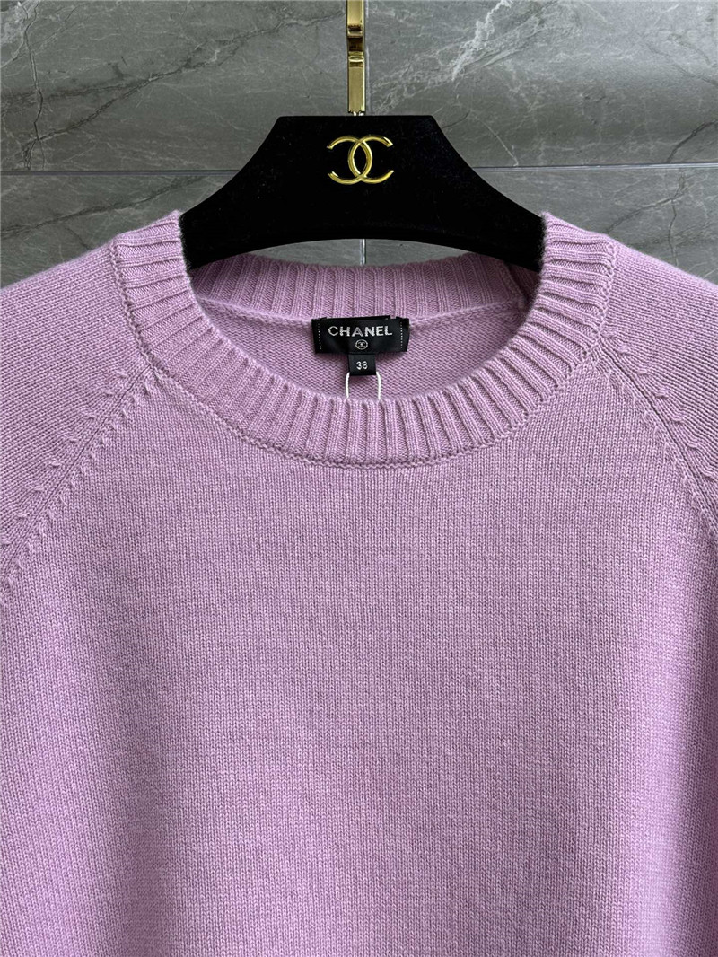 Ch**el turnlock hem crop sweater pink