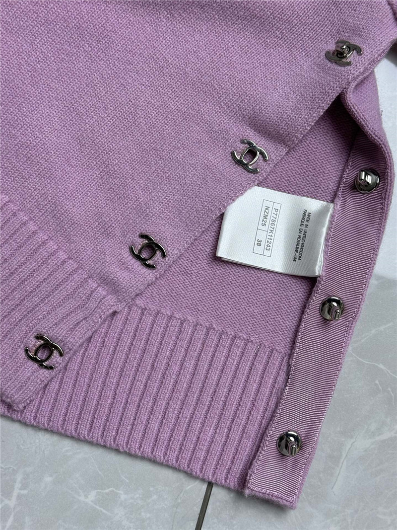 Ch**el turnlock hem crop sweater pink