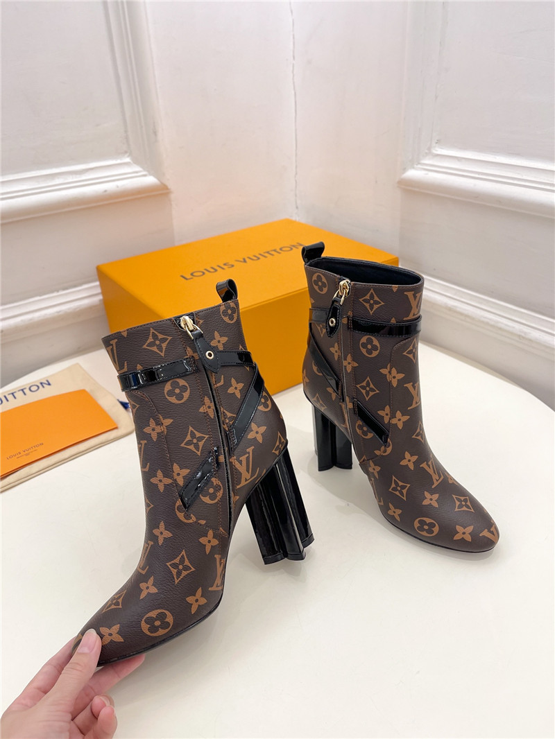 l0vis Vvtt0n monogram silhouette ankle boots