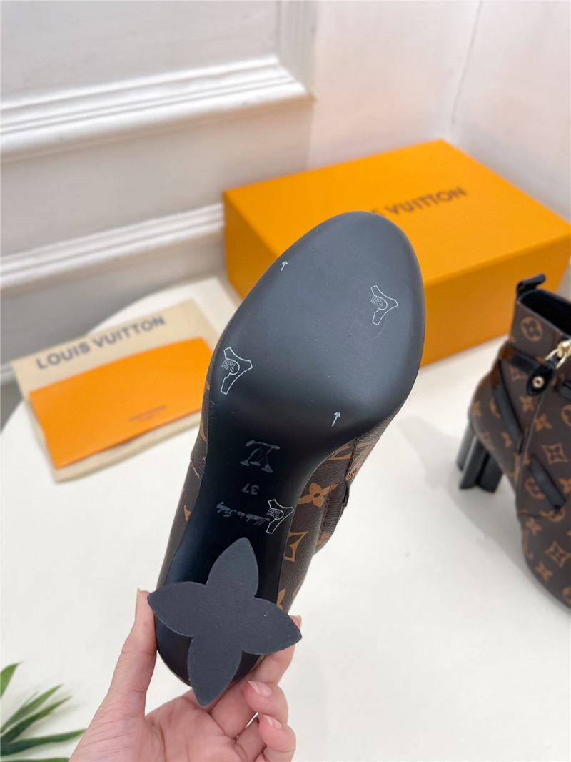 l0vis Vvtt0n monogram silhouette ankle boots