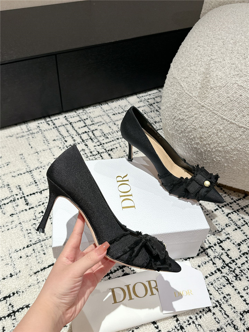 D10r aD10rable black pumps fringed grosgrain