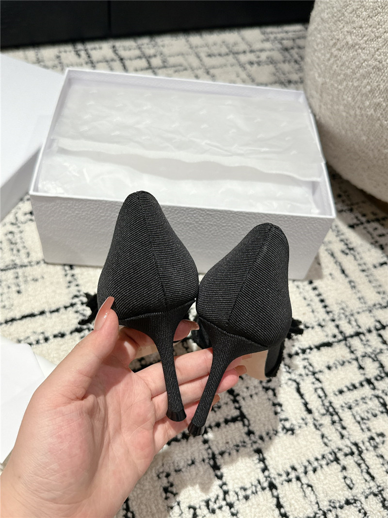 D10r aD10rable black pumps fringed grosgrain