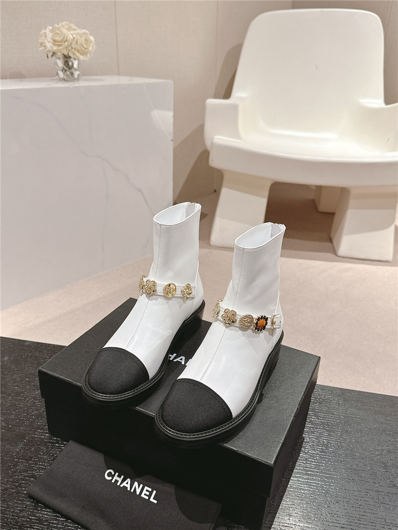 Ch**el enamel buckle chelsea boots