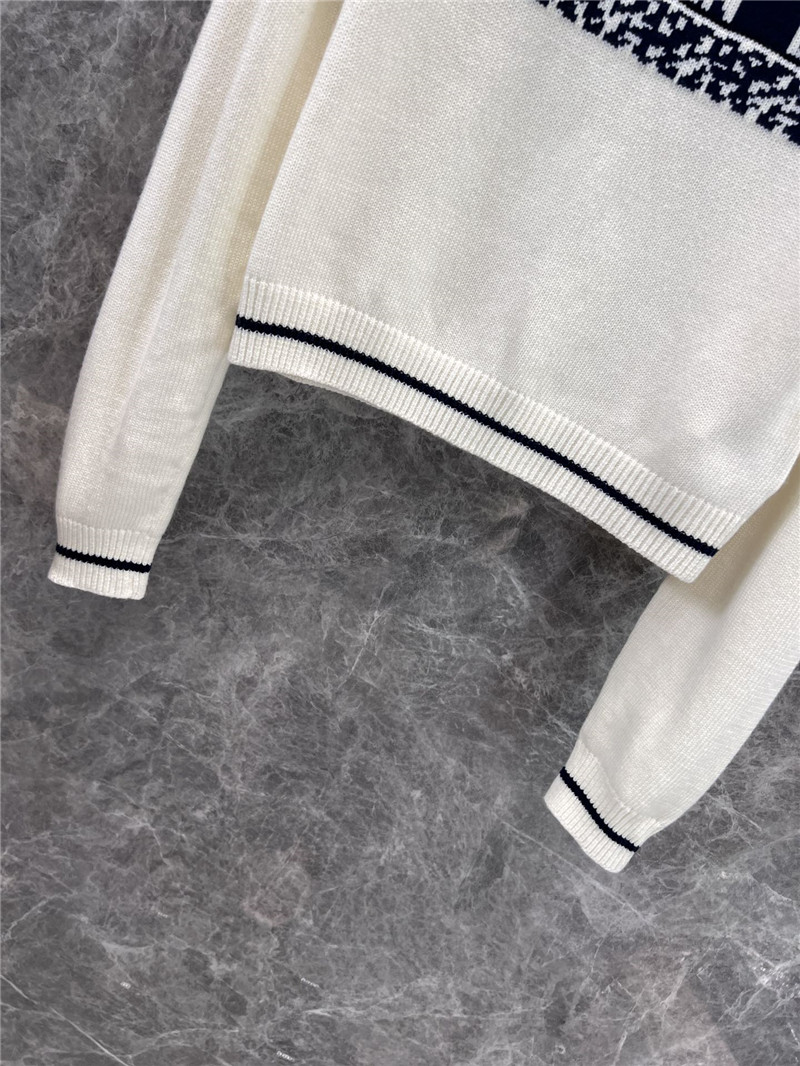 D10r logo trim contrast knit sweater in white