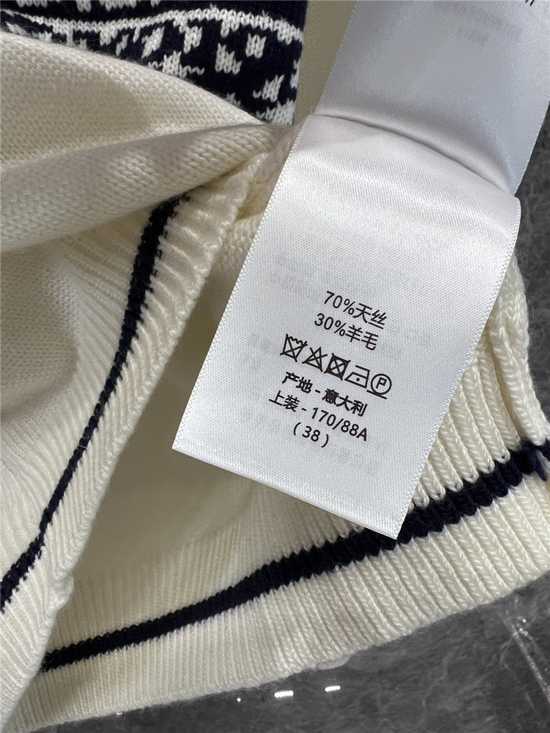 D10r logo trim contrast knit sweater in white