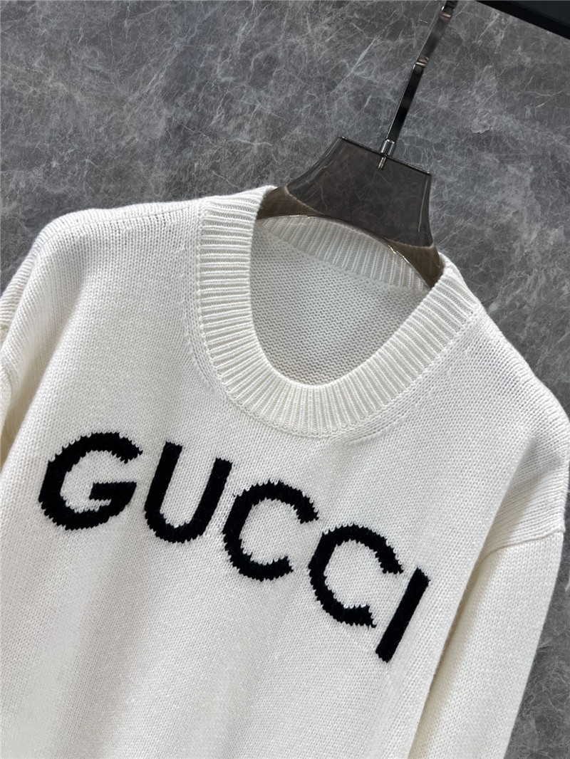 Gvc*1 intarsia-logo wool sweater in white