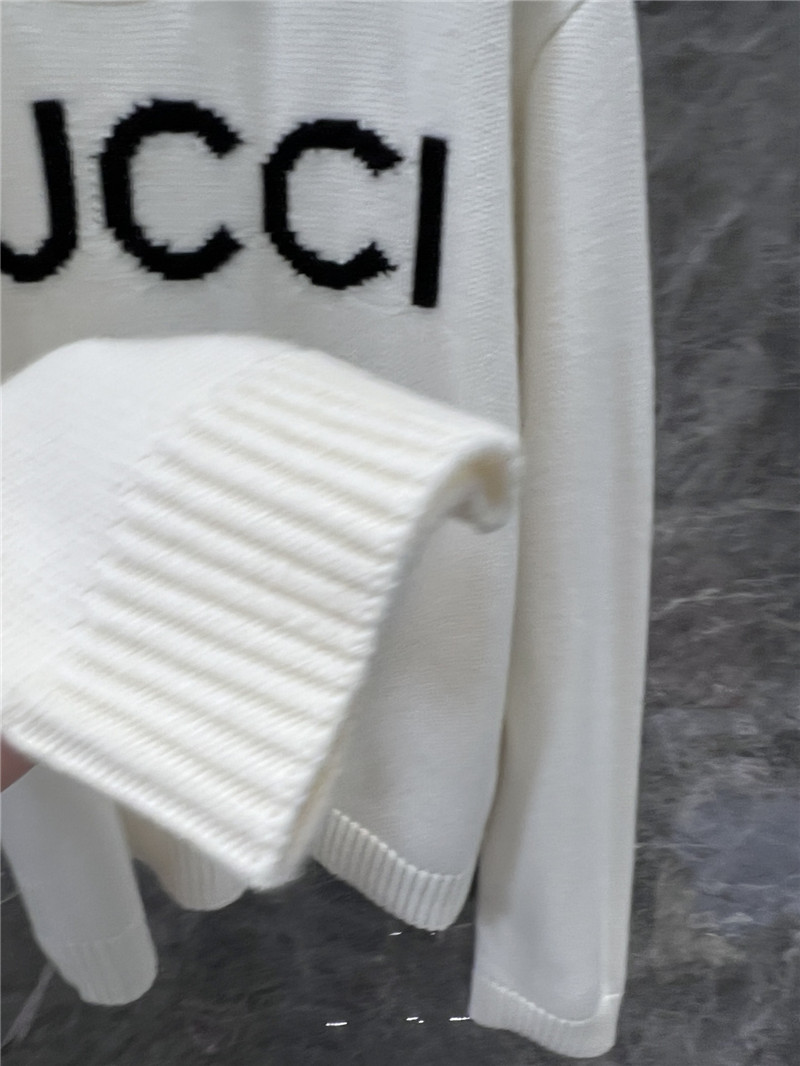 Gvc*1 intarsia-logo wool sweater in white