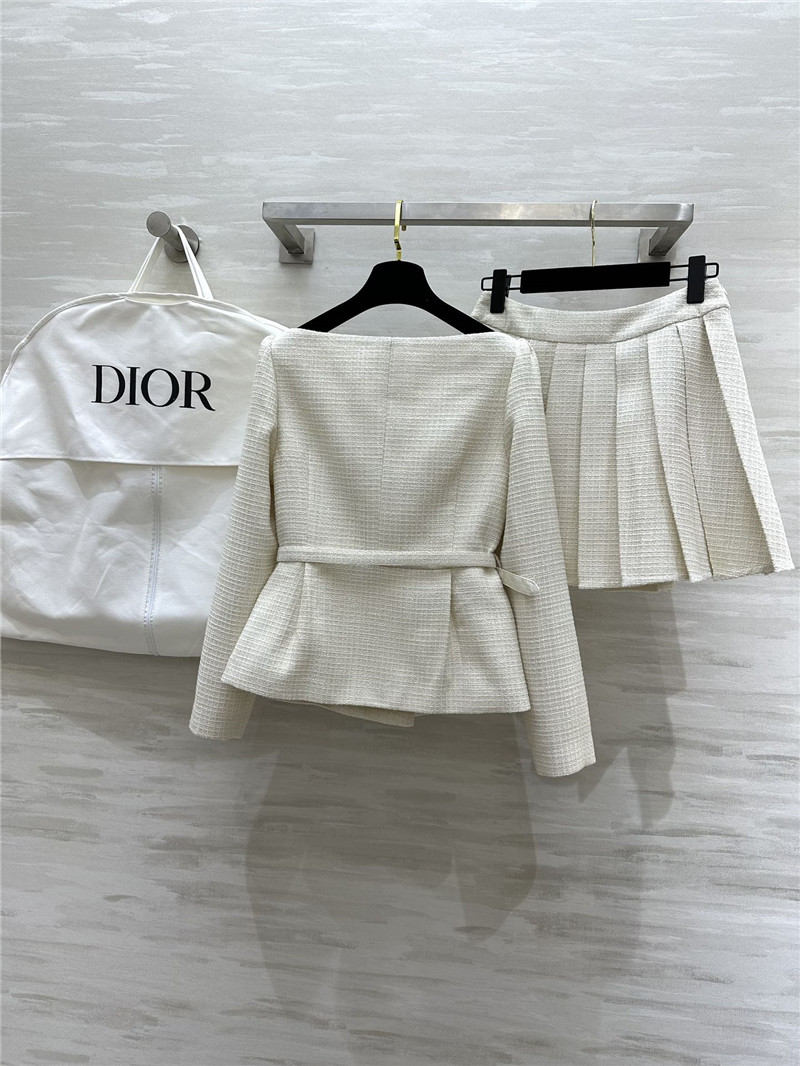 D10r woven suit