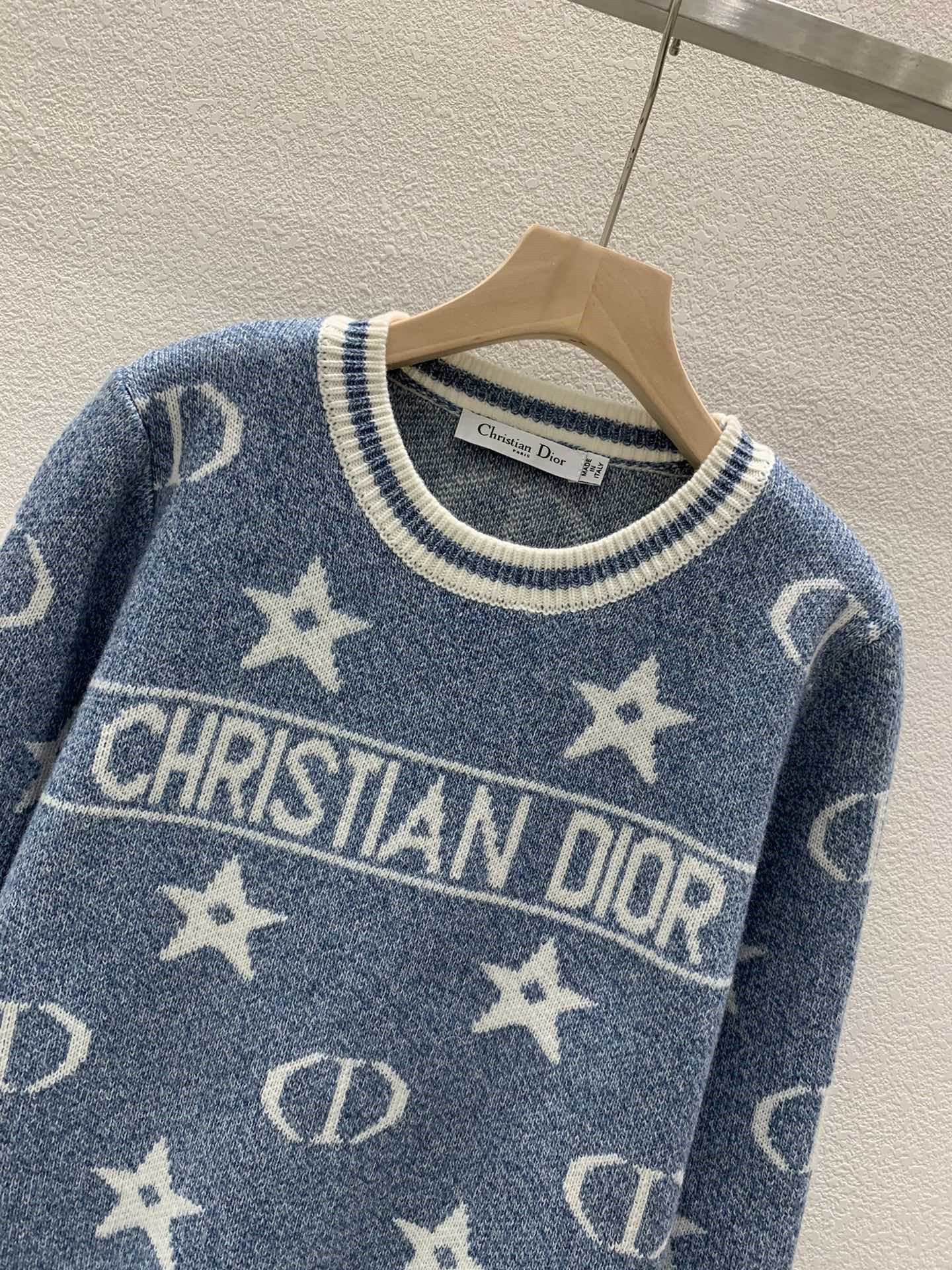 D10r white/blue contrast crewneck knit sweater