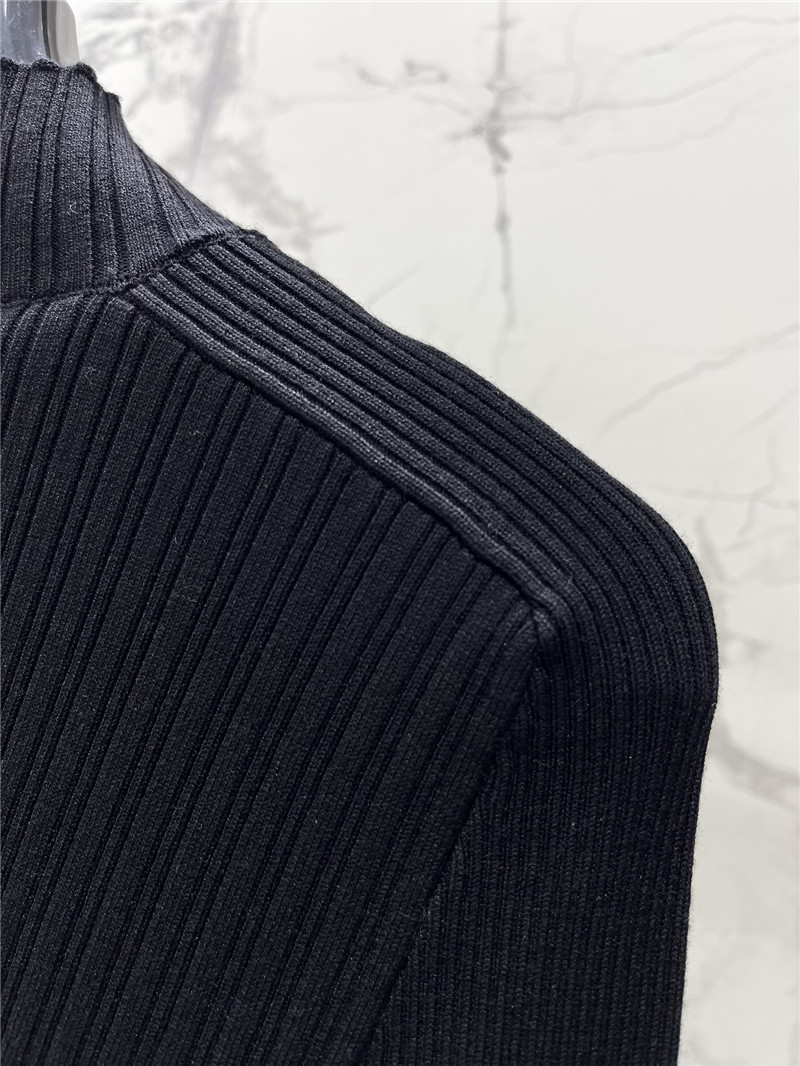 Y51 gold button crop knit cardigan in black