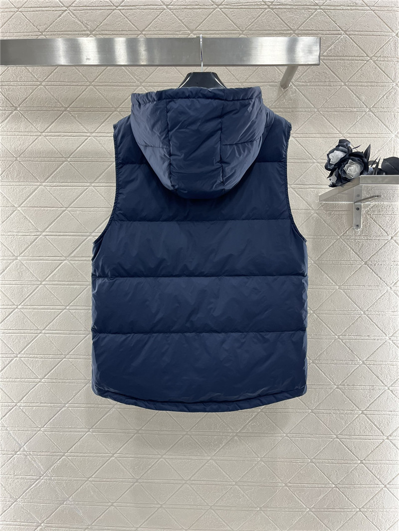Ce1i*e hooded padded vest