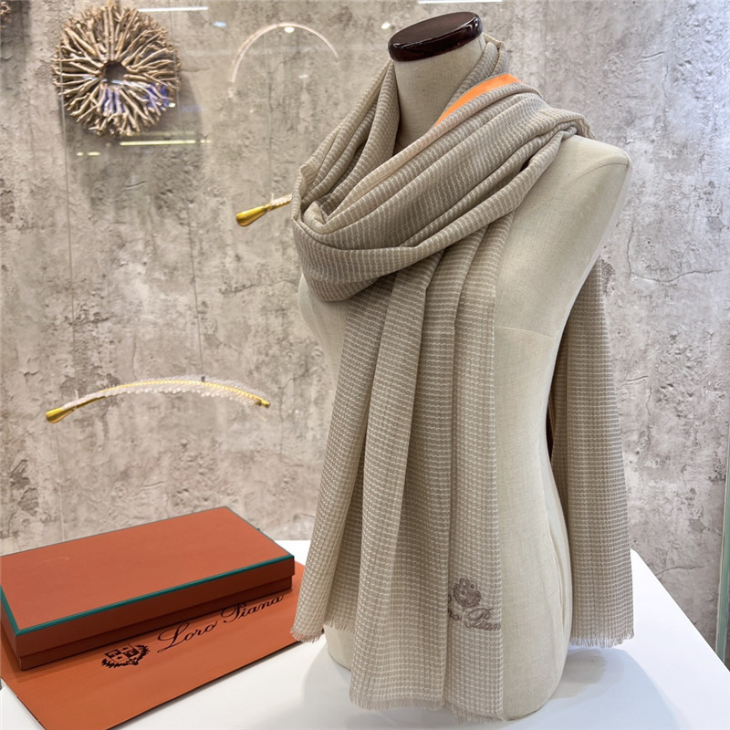 L0r0 P1ana ring velvet scarf