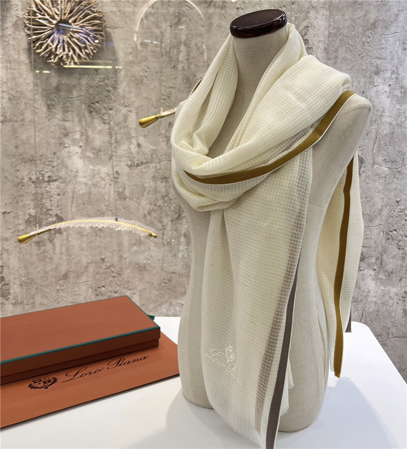 L0r0 P1ana ring velvet scarf