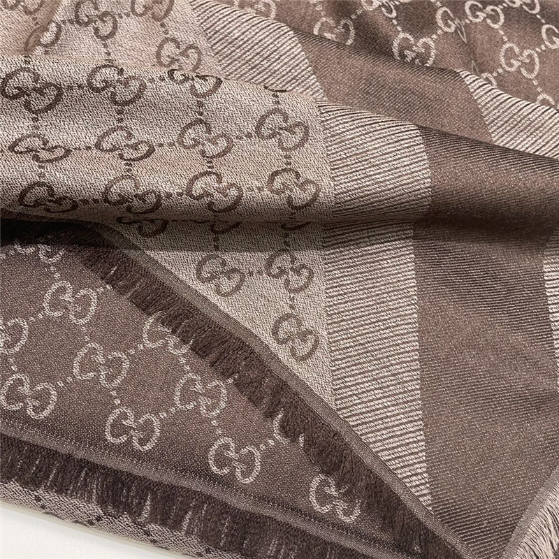 Gvc*1 letter jacquard two-tone shawl