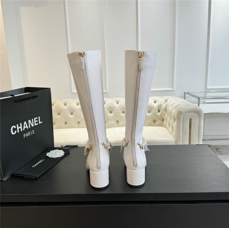 Ch**el pearl chain pointed white high boot