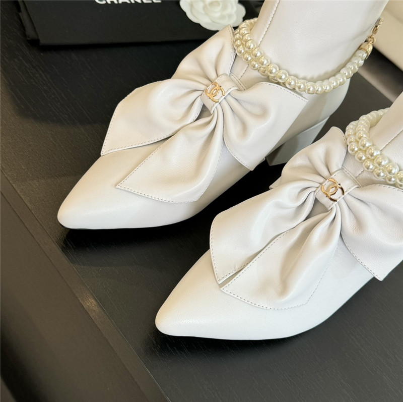 Ch**el pearl chain pointed white high boot