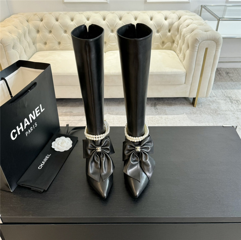 Ch**el pearl chain pointed high boot