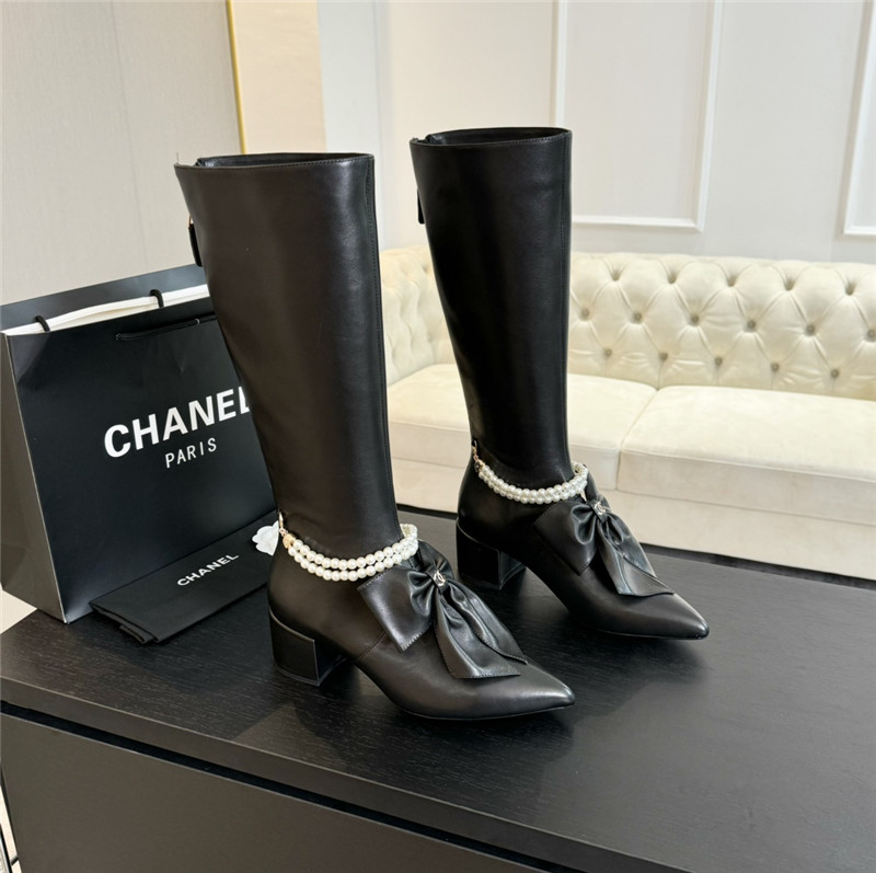 Ch**el pearl chain pointed high boot