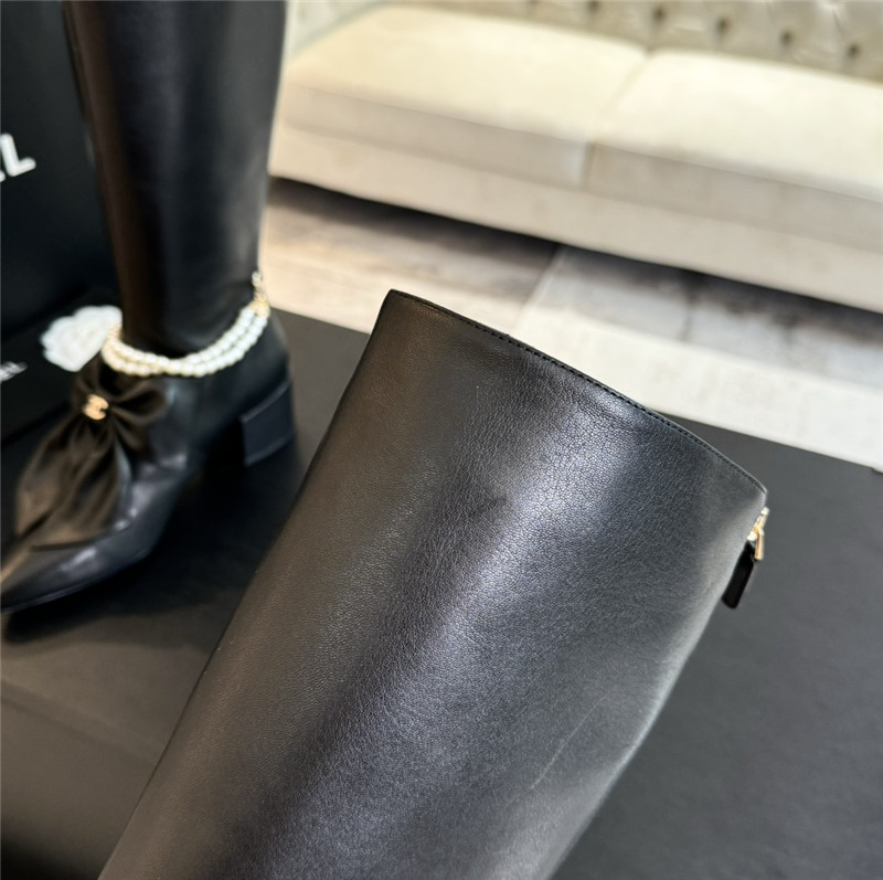 Ch**el pearl chain pointed high boot