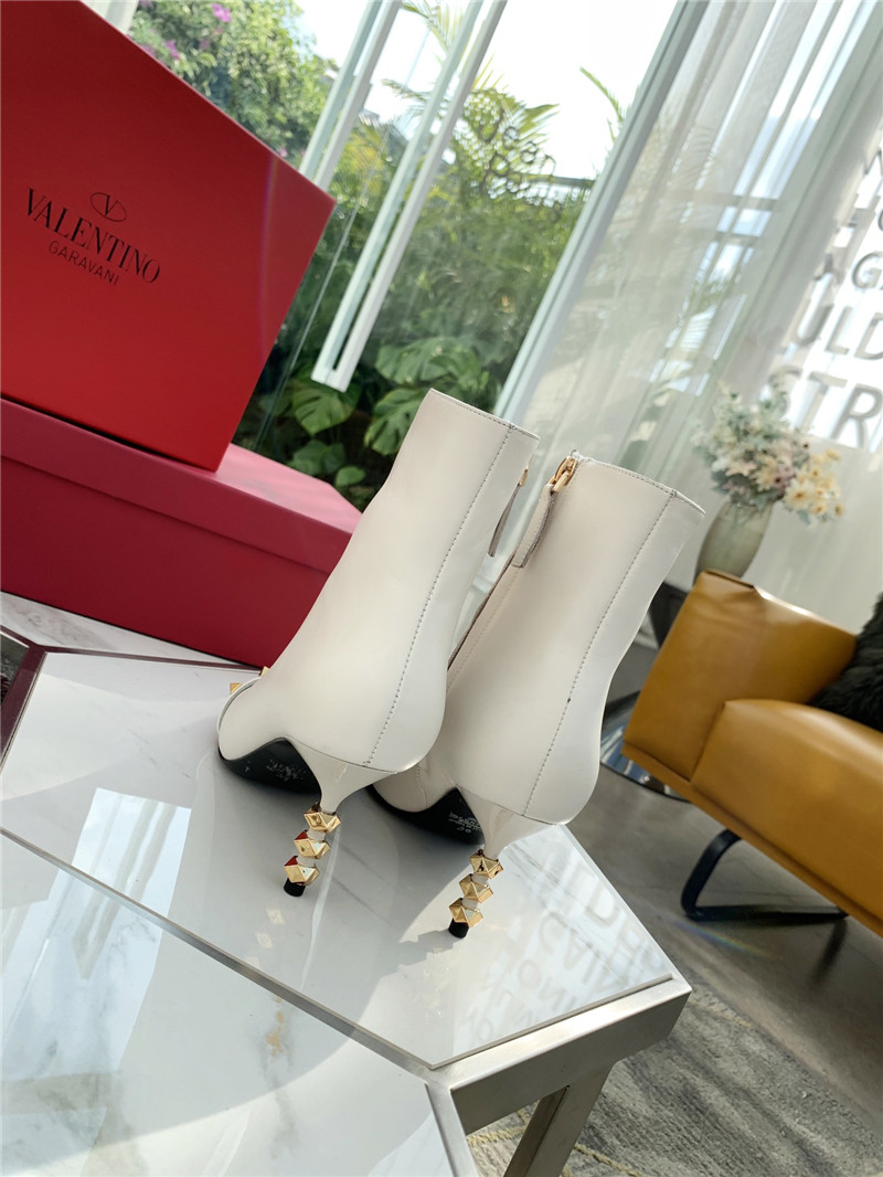 Va1e*ntin0 garavani rockstud white leather ankle boots