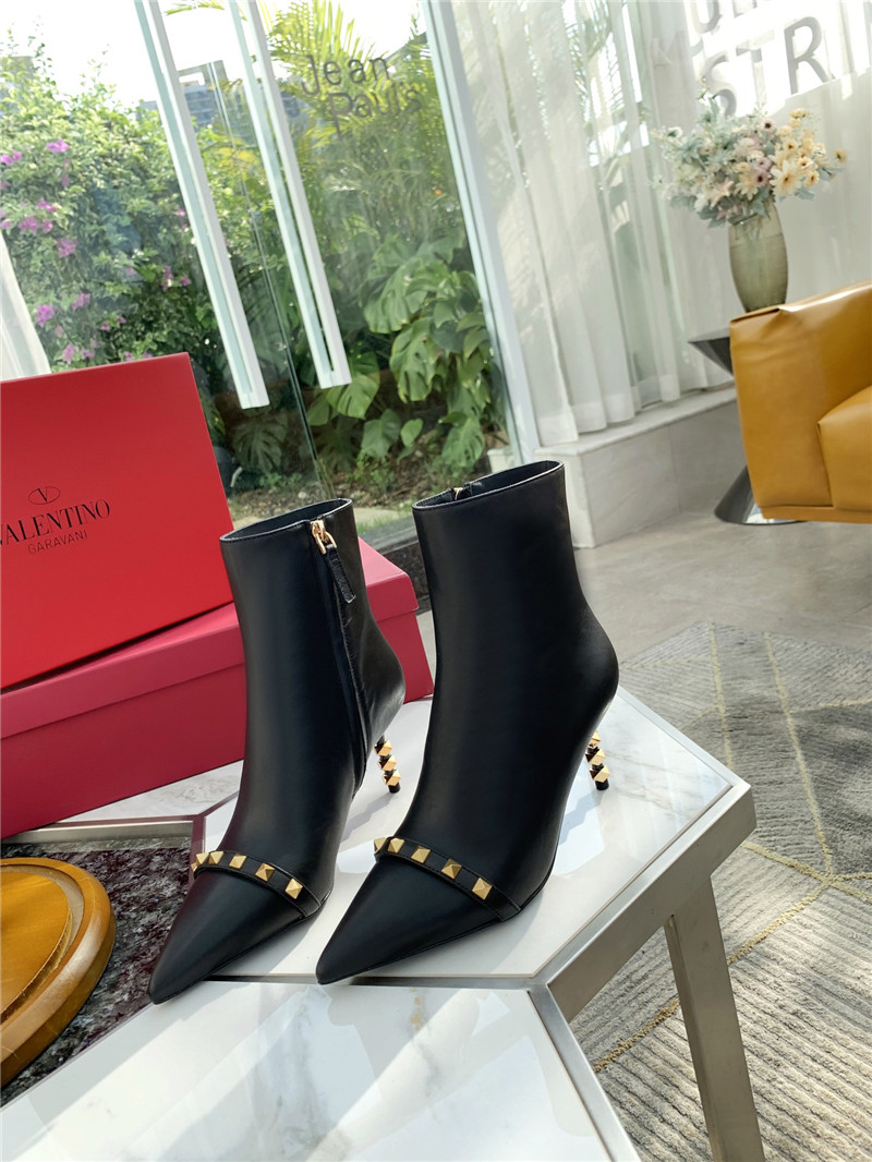 Va1e*ntin0 garavani rockstud leather ankle boots