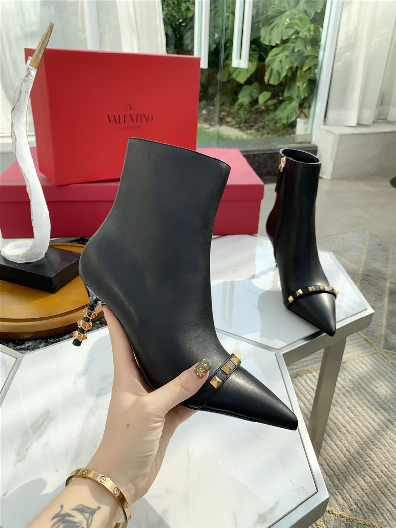 Va1e*ntin0 garavani rockstud leather ankle boots