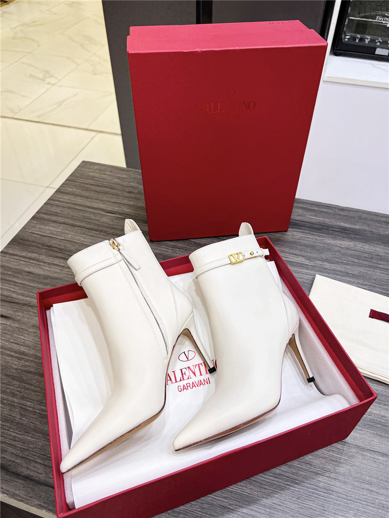 Va1e*ntin0 garavani tan go white calfskin ankle boots