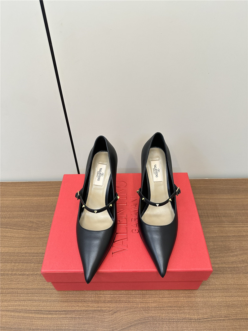 Va1e*ntin0 rockstud black smooth leather pumps