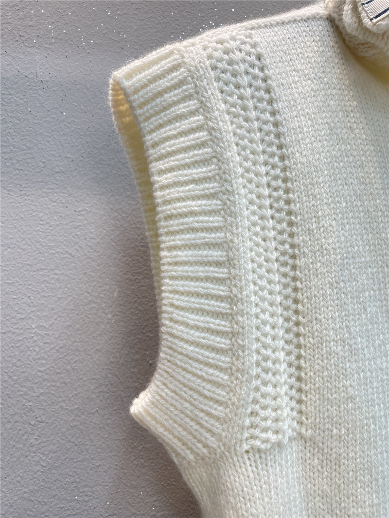 D10r sleeveless turtleneck knit top in white