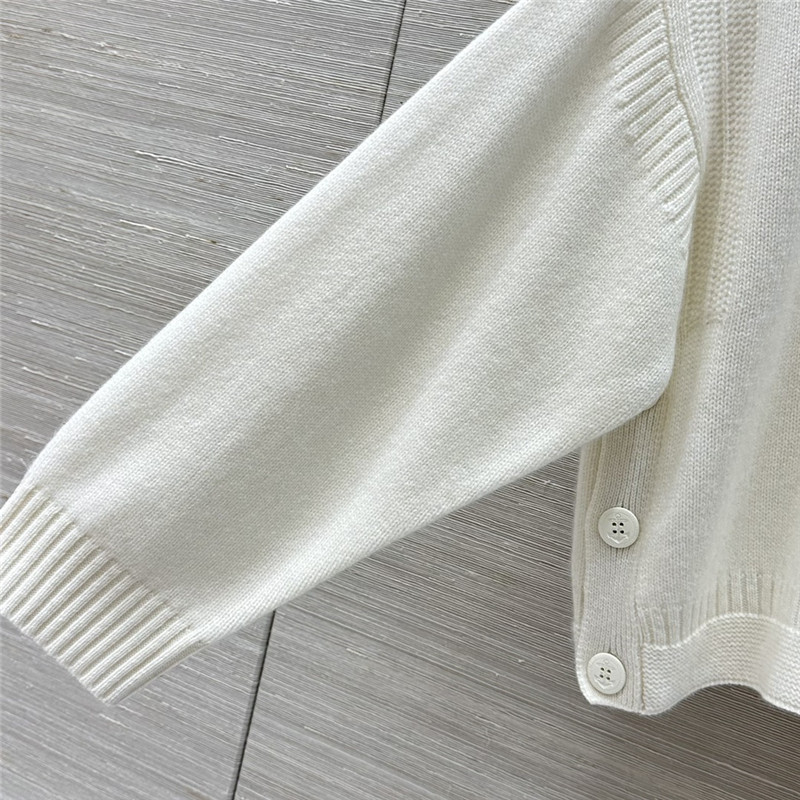 D10r white oversized cashmere sweater