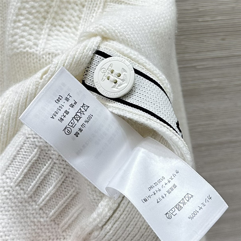 D10r white oversized cashmere sweater