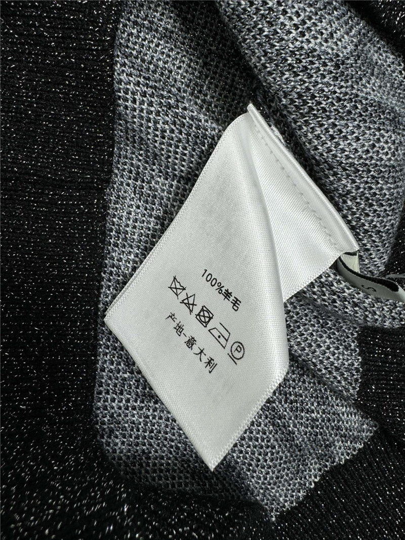 D10r oblique crew-neck sweater black