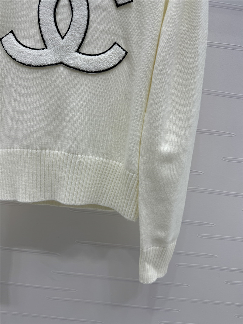 Ch**el logo appliqu¨¦ knit sweater white
