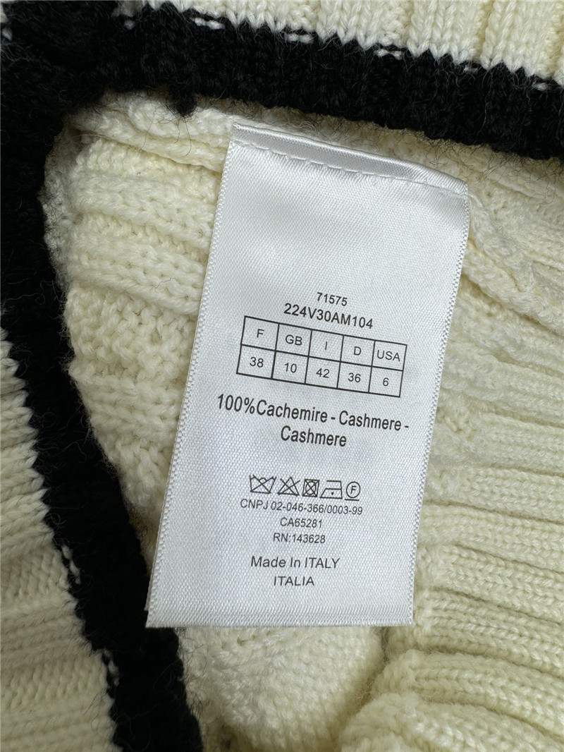 D10r contrast cable knit cardigan white