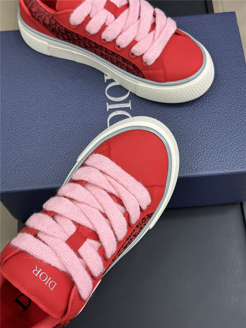 D10r red lace-up low top heart sneakers