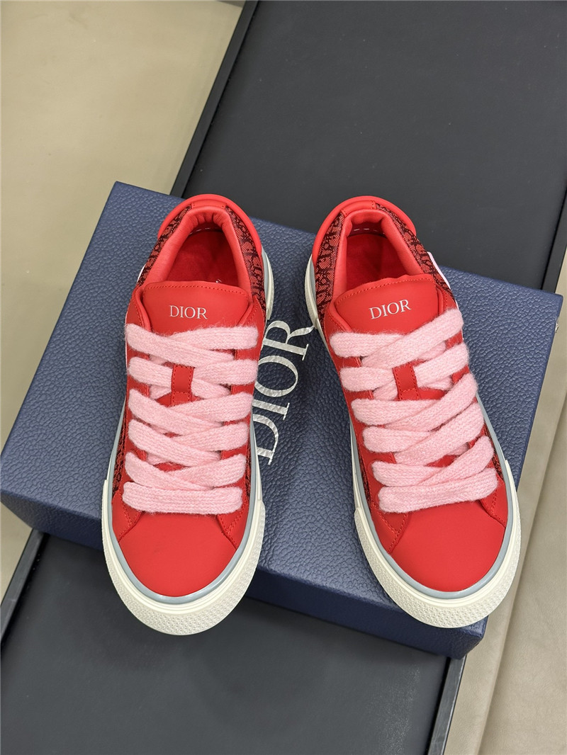 D10r red lace-up low top heart sneakers