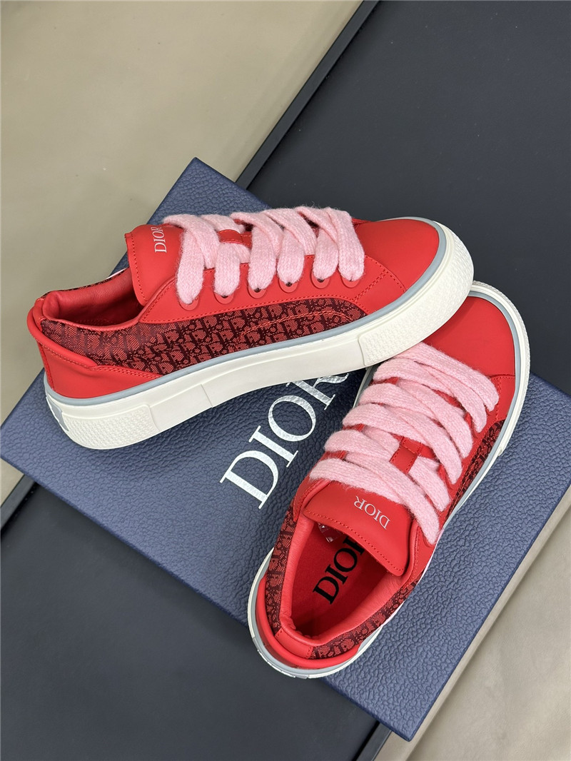 D10r red lace-up low top heart sneakers